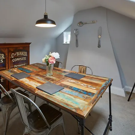 Host & - Henderson House