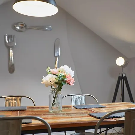 Host & - Henderson House Apartment Whitby