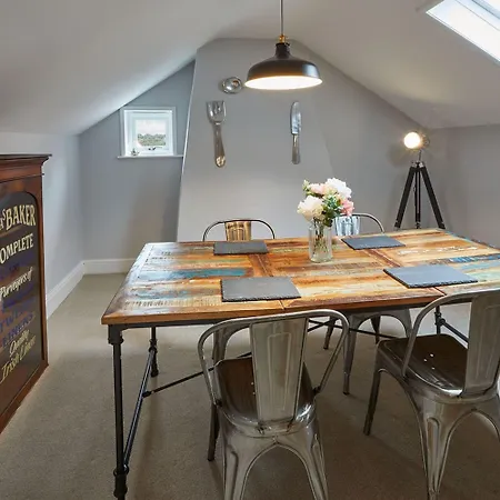 Host & - Henderson House Apartment *