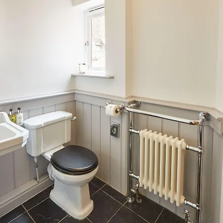 Host & - Henderson House Apartment Whitby