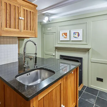 Host & - Henderson House Apartment Whitby