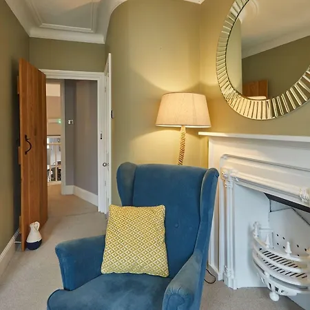 Host & - Henderson House Apartment