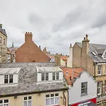 Host & - Henderson House Apartment Whitby