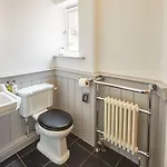 Host & - Henderson House Apartment Whitby