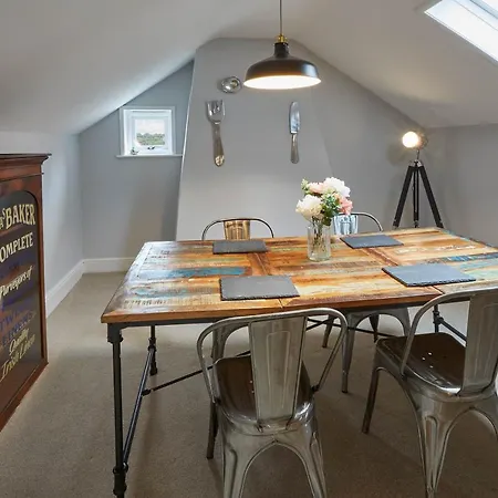 Host & - Henderson House Whitby