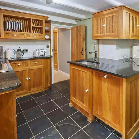 Host & - Henderson House * Whitby