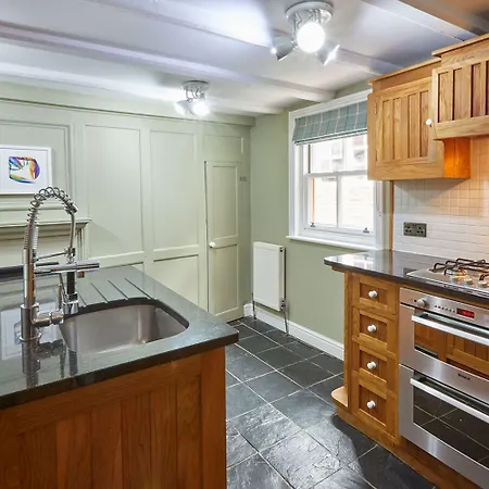 Host & - Henderson House * Whitby