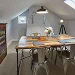 Host & - Henderson House 惠特比