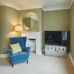 Host & - Henderson House *