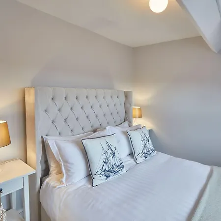 Host & - Henderson House Γουίτμπι