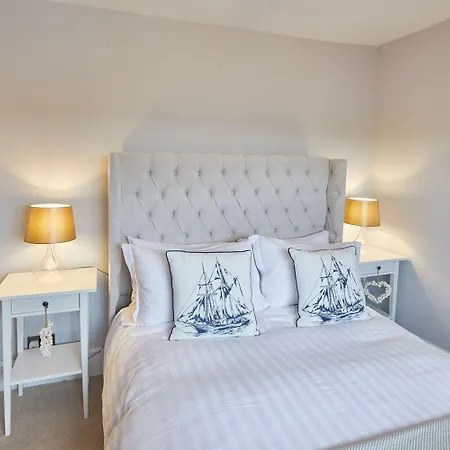 Host & - Henderson House Γουίτμπι