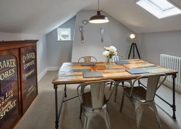 Host & - Henderson House Γουίτμπι