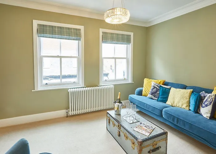 Host & - Henderson House