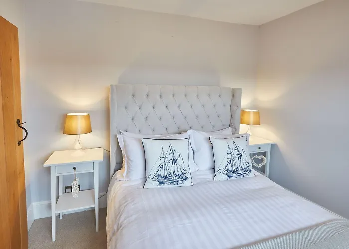 Host & - Henderson House Γουίτμπι